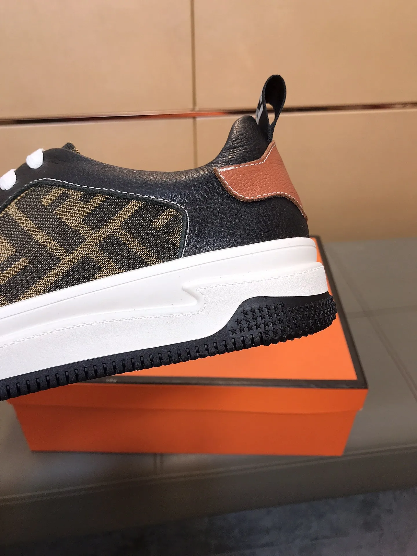 Factory price 400 🕷️🕷️FENDI [Fendi] Men’s new casual shoes are hot! , that kind of calm connotation️elegant taste is indescribable to start the journey of fashionable shoes💍💍to cope with various occasions calmly! The momentum of the big names speaks for itself! Comfortable and comfortable on the feet! Material: Imported cowhide + printed material, sheepskin lining. Fashion essential! 2 colors available! Code number: 38-44